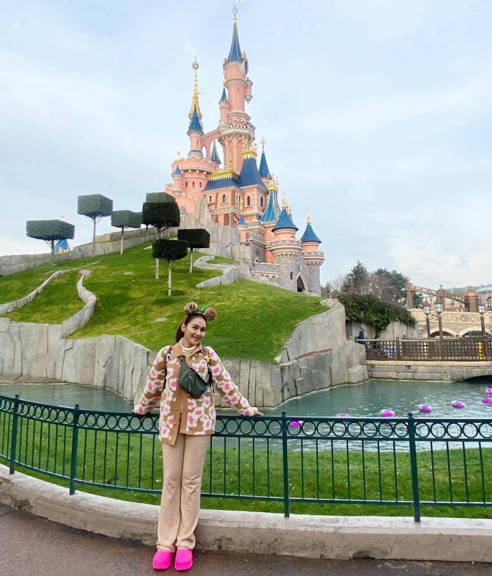 potret liburan Ayu Ting Ting di Disneyland Paris (instagram.com/ayutingting92)