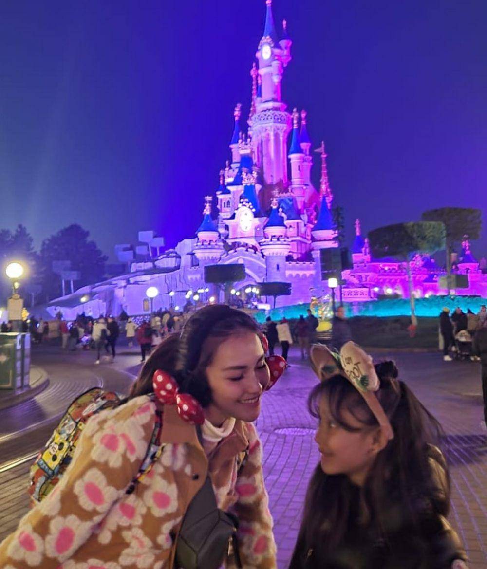 potret liburan Ayu Ting Ting di Disneyland Paris (instagram.com/ayutingting92)
