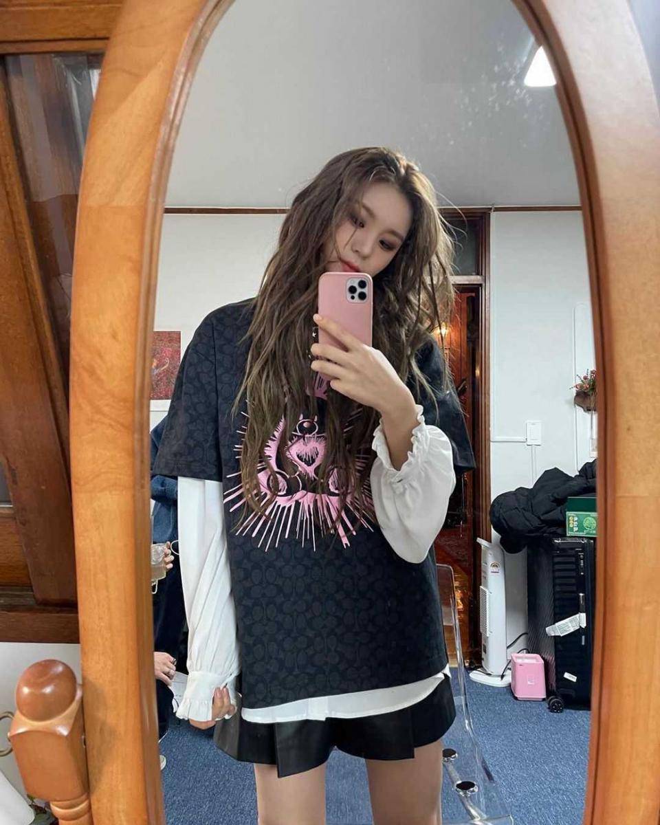 Umji VIVIZ (instagram.com/ummmmm_j.i)