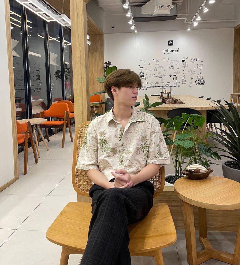outfit nongkrong ala Mos Panuwat yang super comfy dan fashionable (instagram.com/moslhong)