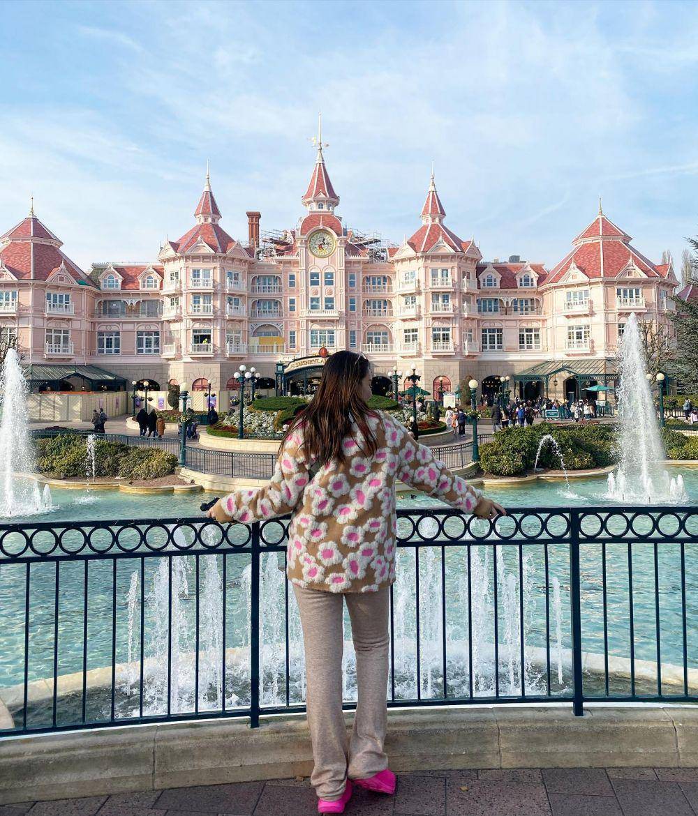 potret liburan Ayu Ting Ting di Disneyland Paris (instagram.com/ayutingting92)