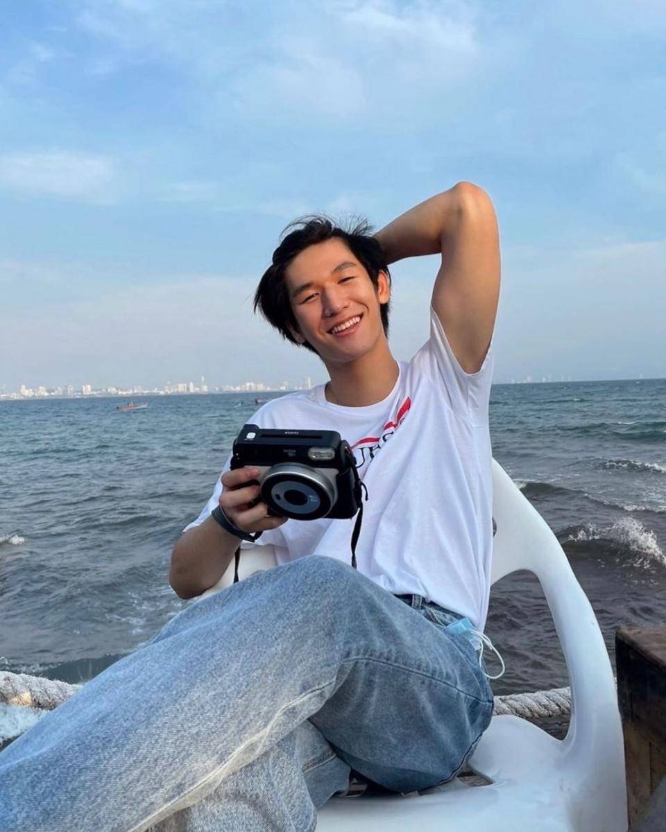 outfit nongkrong ala Mos Panuwat yang super comfy dan fashionable (instagram.com/moslhong)