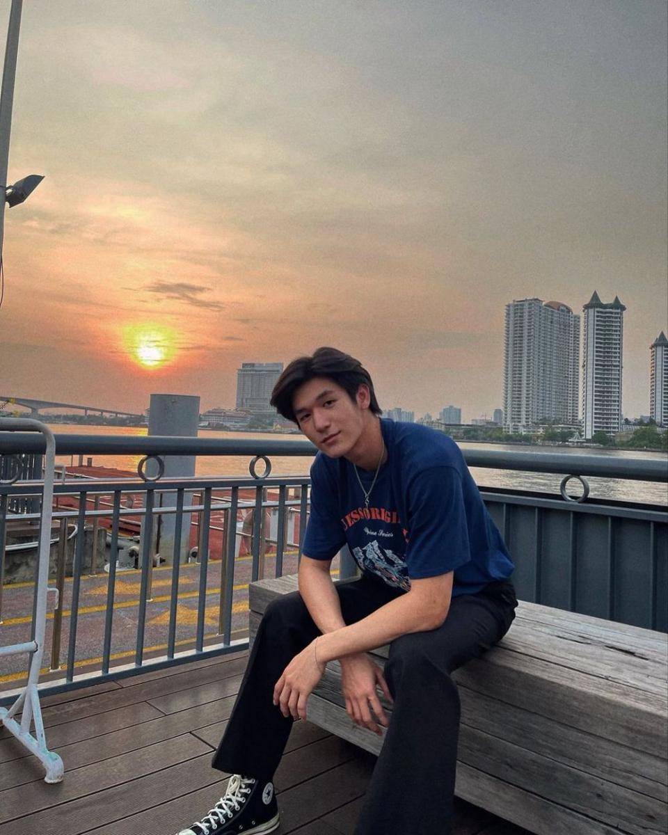 outfit nongkrong ala Mos Panuwat yang super comfy dan fashionable (instagram.com/moslhong)