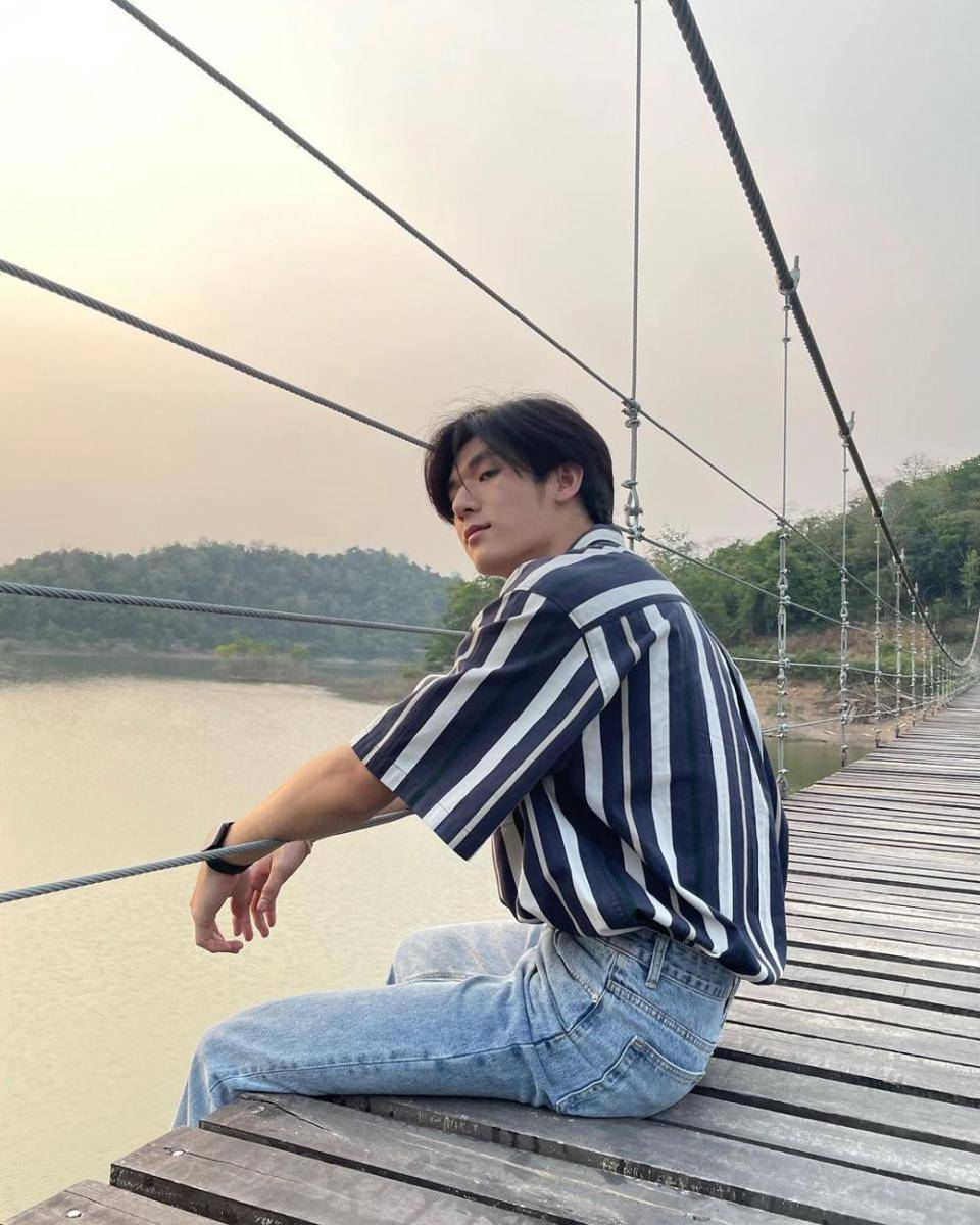 outfit nongkrong ala Mos Panuwat yang super comfy dan fashionable (instagram.com/moslhong)