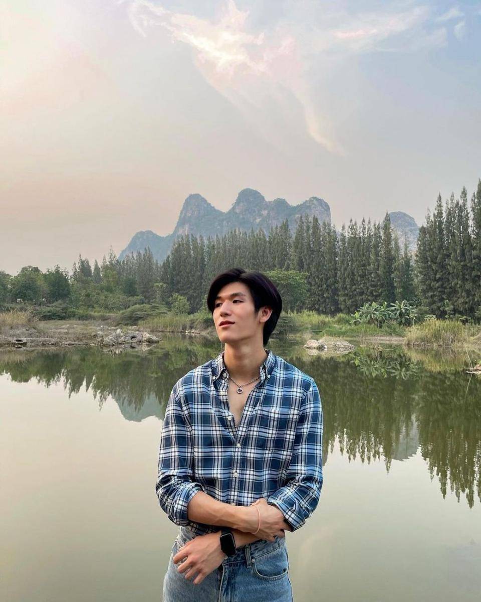 outfit nongkrong ala Mos Panuwat yang super comfy dan fashionable (instagram.com/moslhong)