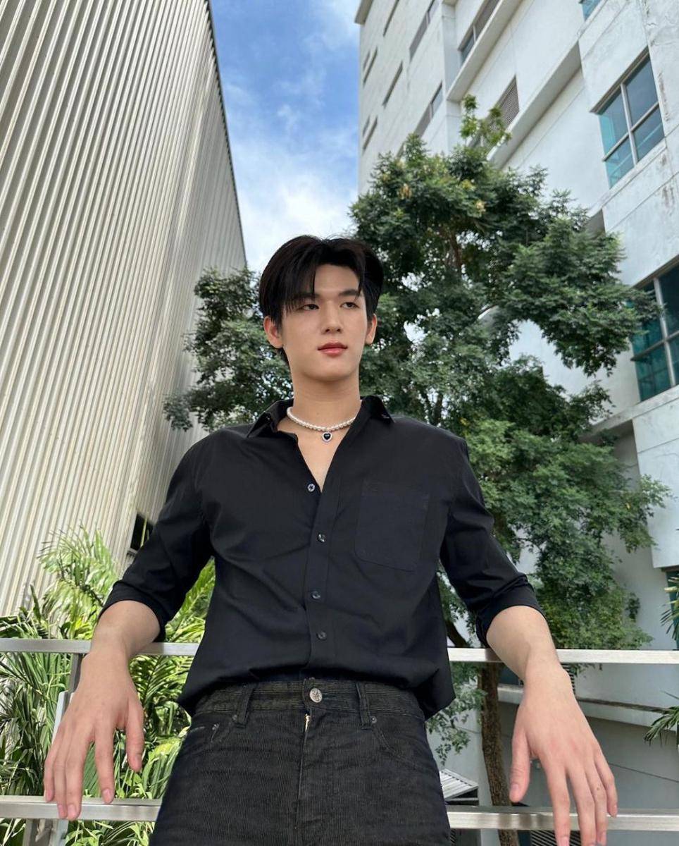 outfit nongkrong ala Mos Panuwat yang super comfy dan fashionable (instagram.com/moslhong)