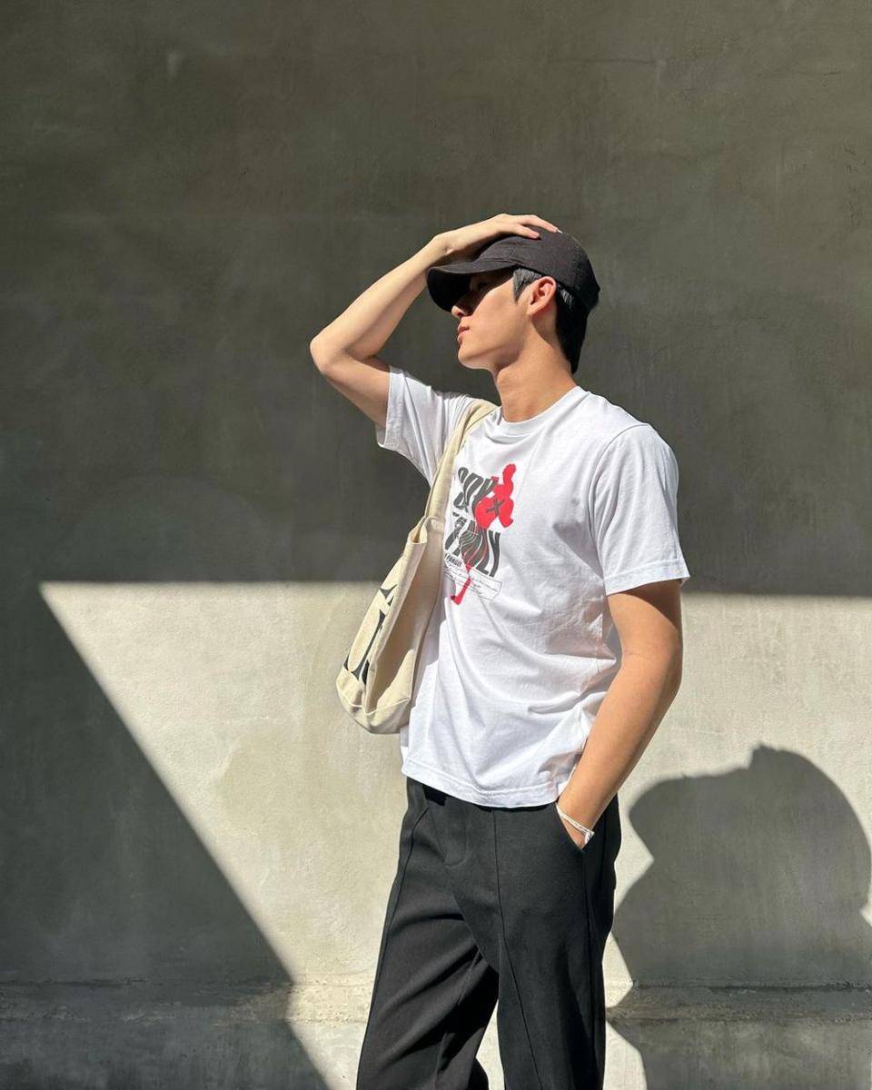 outfit nongkrong ala Mos Panuwat yang super comfy dan fashionable (instagram.com/moslhong)