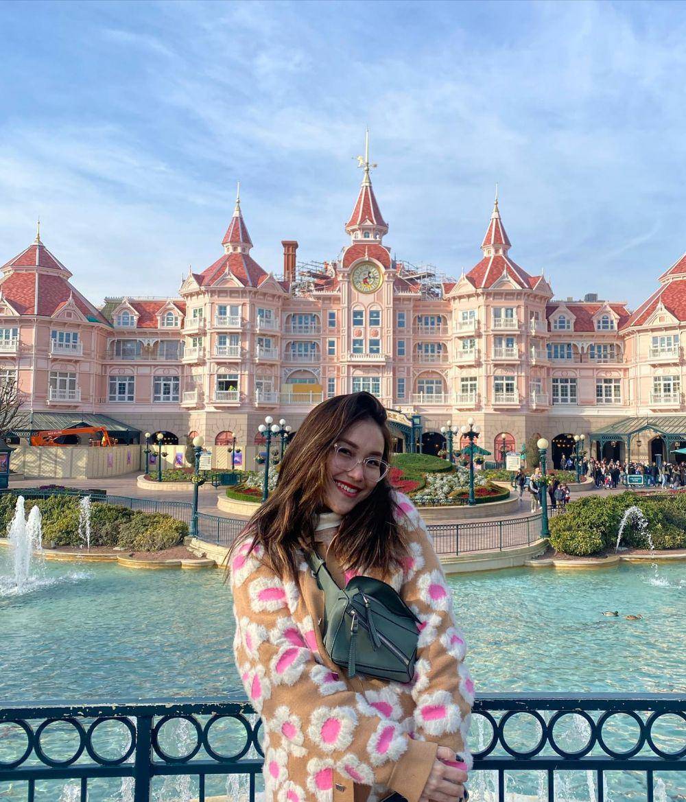 potret liburan Ayu Ting Ting di Disneyland Paris (instagram.com/ayutingting92)