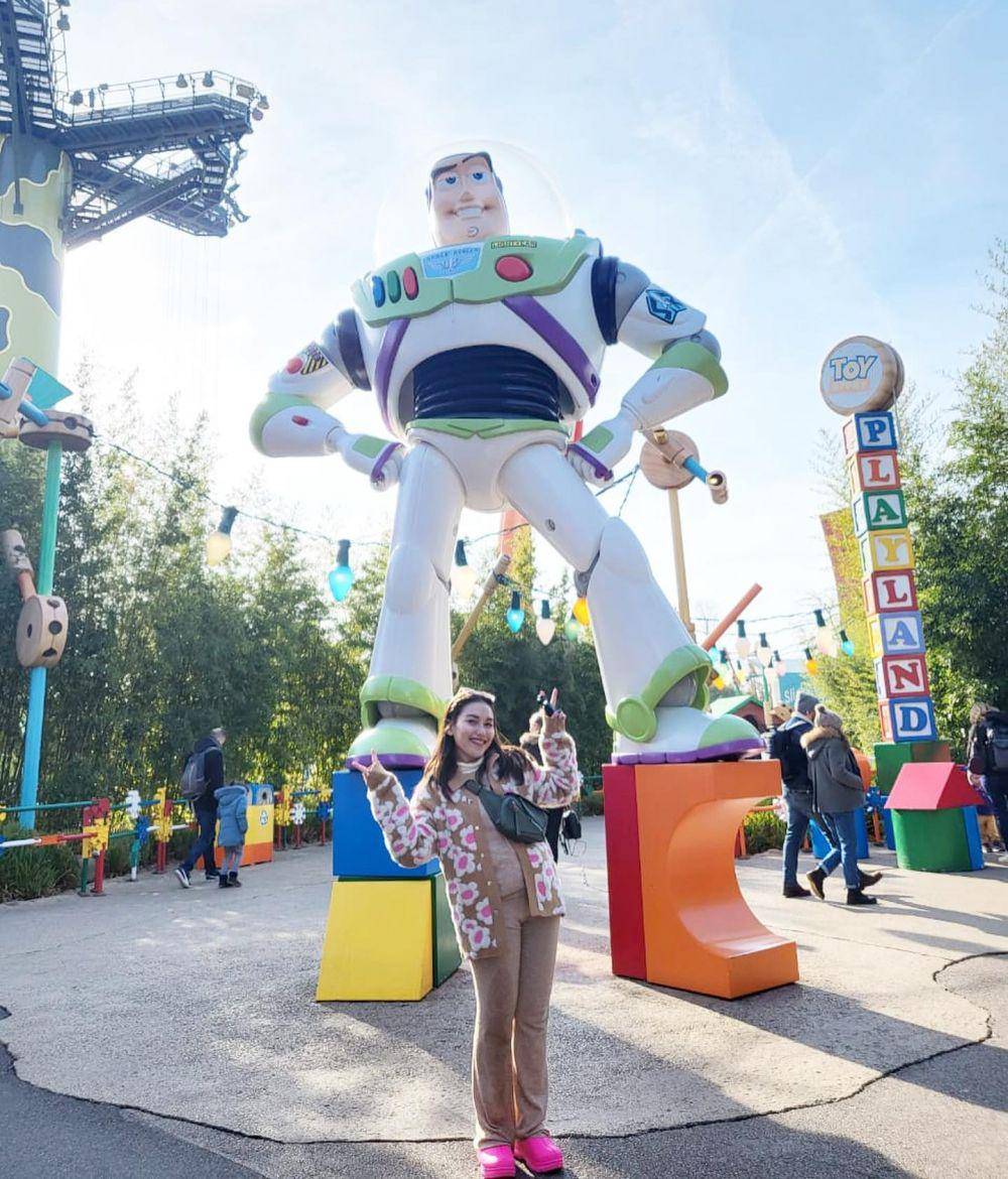 potret liburan Ayu Ting Ting di Disneyland Paris (instagram.com/ayutingting92)