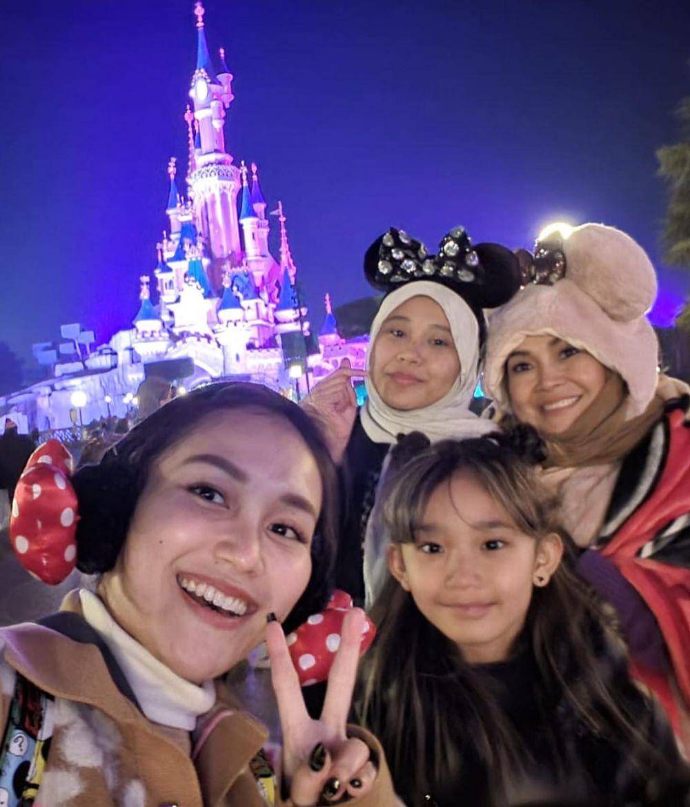 potret liburan Ayu Ting Ting di Disneyland Paris (instagram.com/ayutingting92)