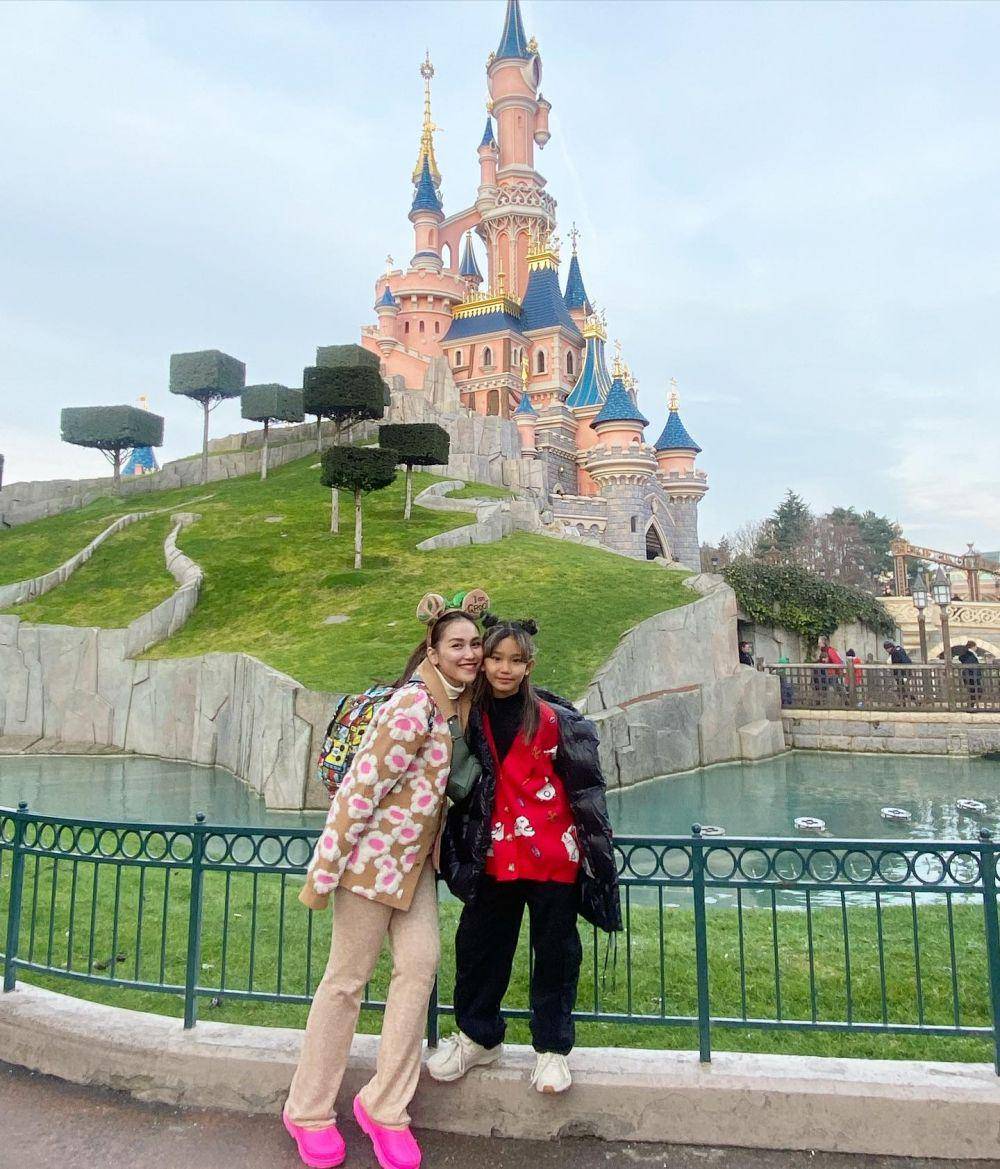 potret liburan Ayu Ting Ting di Disneyland Paris (instagram.com/ayutingting92)
