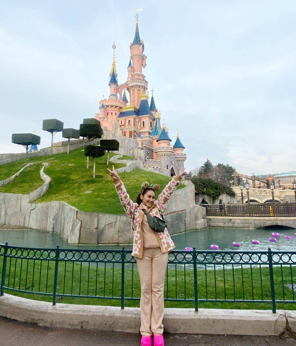 potret liburan Ayu Ting Ting di Disneyland Paris (instagram.com/ayutingting92)