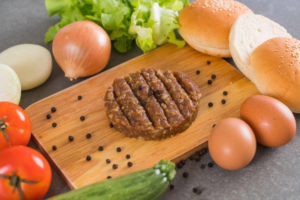 ilustrasi bahan-bahan cheese burger (freepik.com/topntp26)