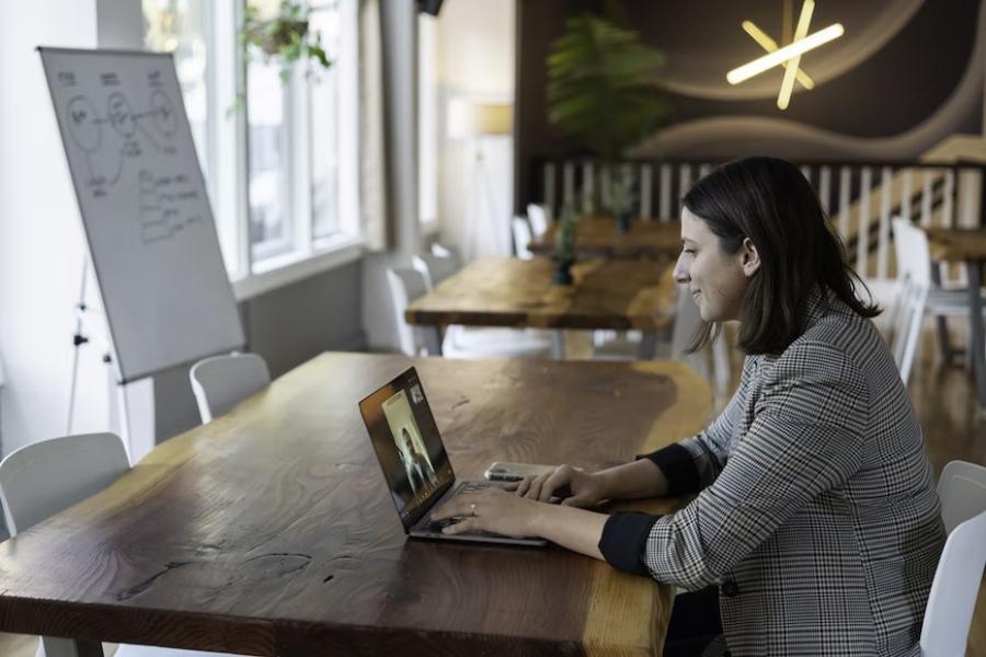 2 Cara Share Screen di Zoom Pakai Laptop atau Ponsel