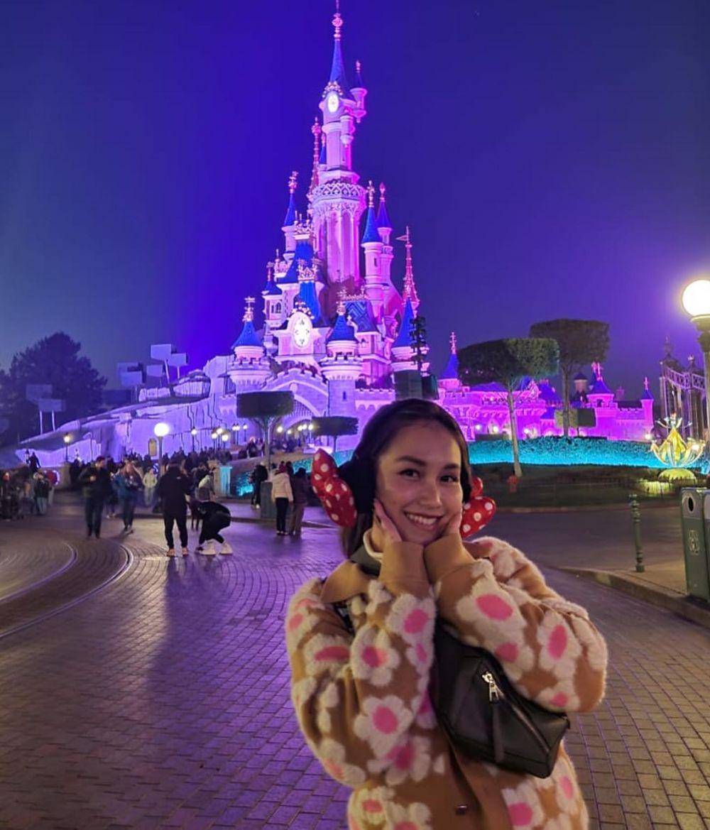potret liburan Ayu Ting Ting di Disneyland Paris (instagram.com/ayutingting92)