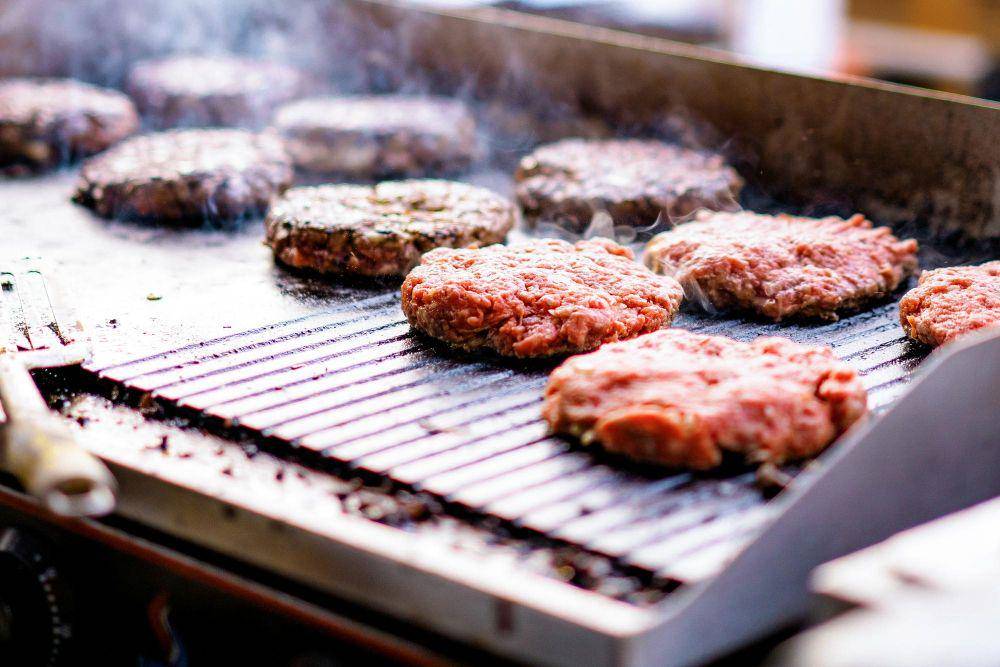 ilustrasi beef patties (freepik.com/Kireyonok_Yuliya)