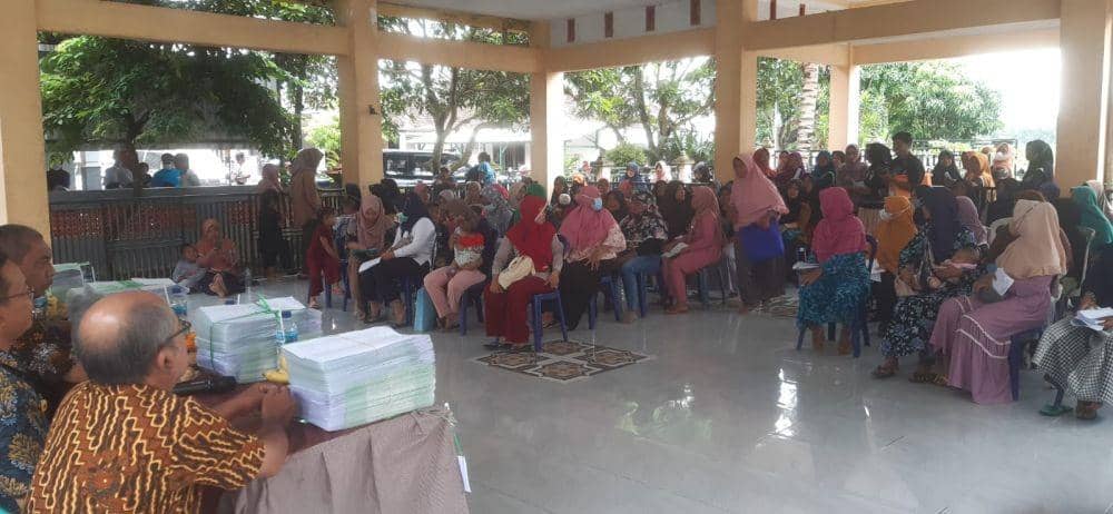 Kapolsek Bluluk Iptu Sudibyo saat memberikan pengarahan kepada warga terkait isu penculikan. Dok Istimewa