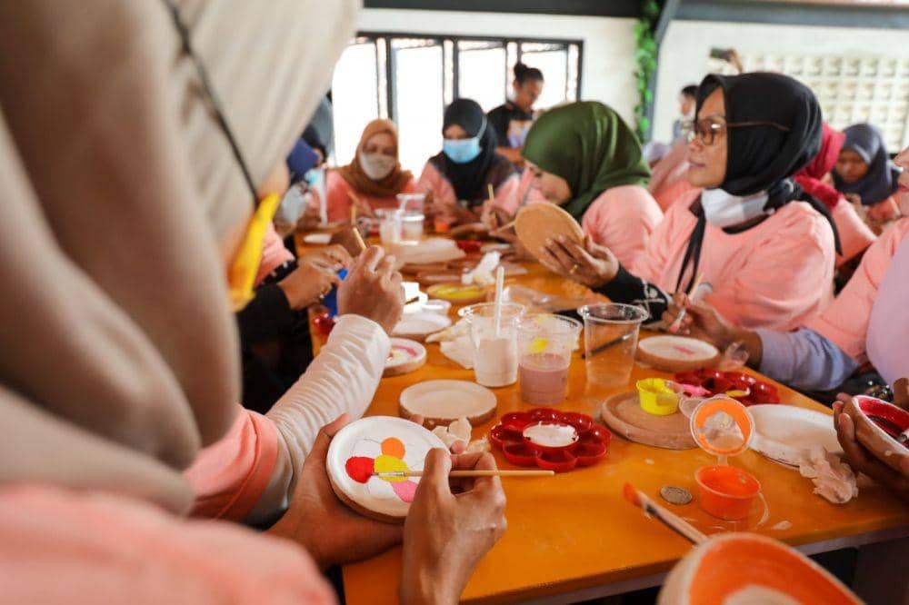 Sukarelawan Mak Ganjar Lampung menggelar kegiatan workshop lukis gerabah berkolaborasi dengan Nuckturnal, Kamis (9/2/2023). (Dok. SMGJ).