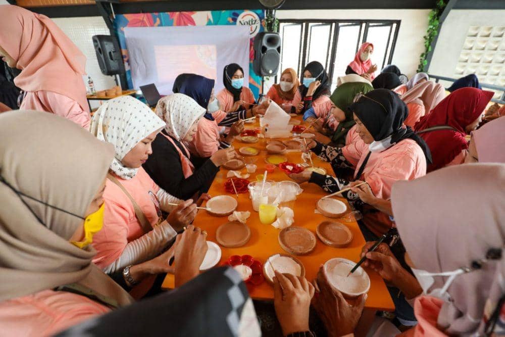 Sukarelawan Mak Ganjar Lampung menggelar kegiatan workshop lukis gerabah berkolaborasi dengan Nuckturnal, Kamis (9/2/2023). (Dok. SMGJ).