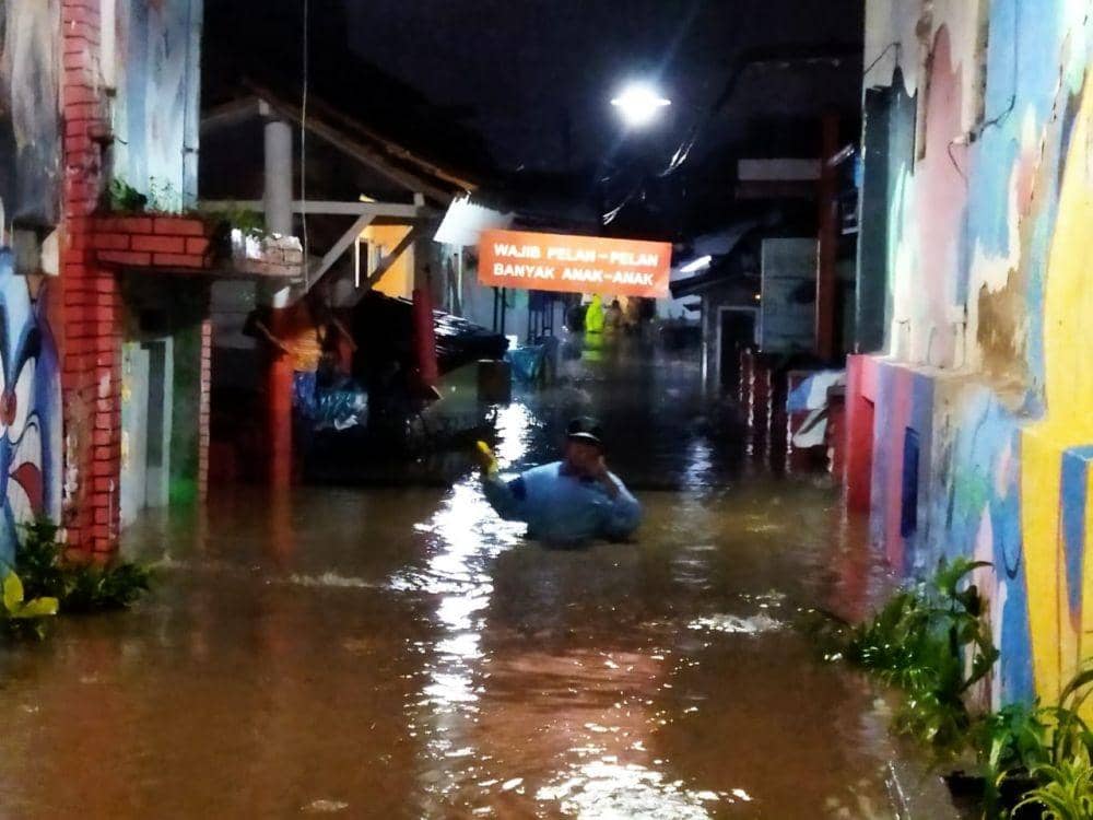 Warga Banyuwangi Dipaksa Mengungsi, Banjir Rendam Puluhan Rumah
