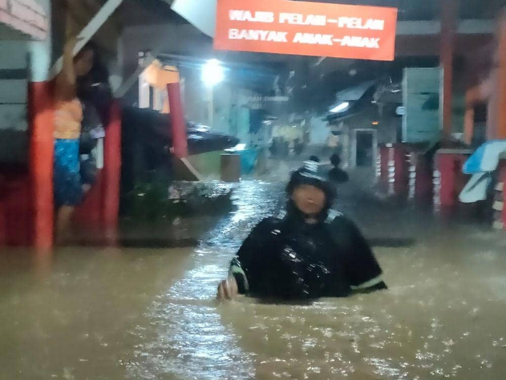 Pemukiman warga Banyuwangi terendam banjir. (FOTO: Dokumentasi warga)