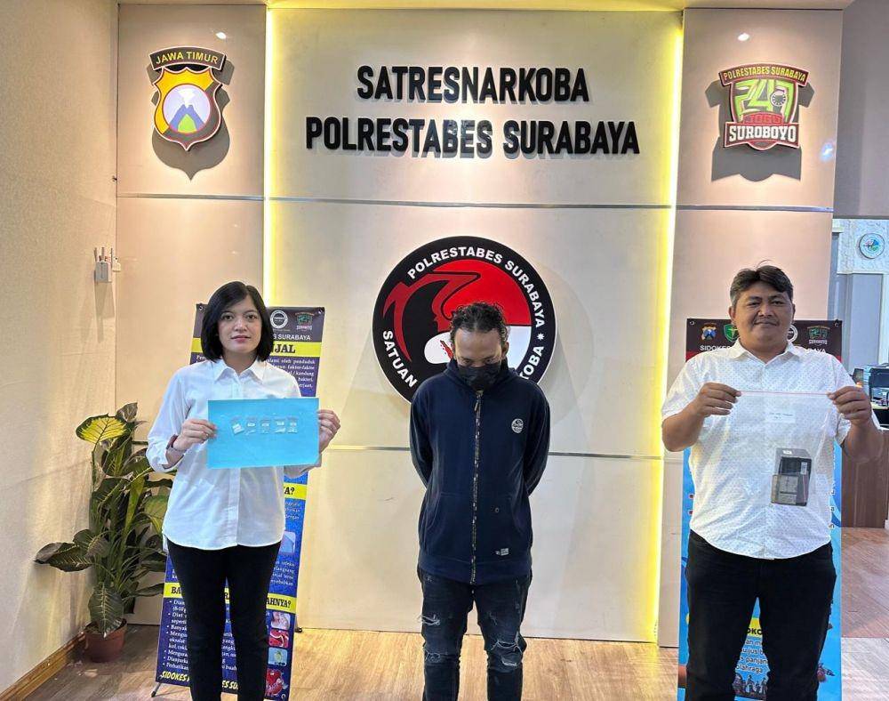 Kru bus malam yang kedapatan nyambi menjadi kurir sabu. (Dok. Polrestabes Surabaya)