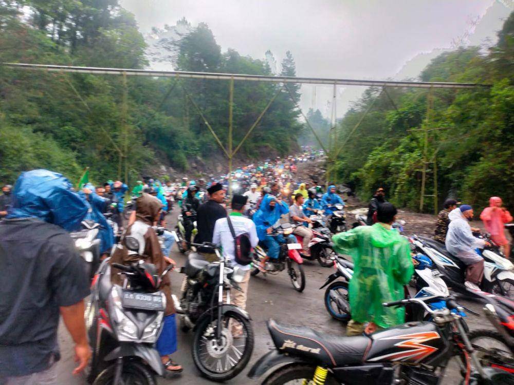 Ribuan warga Srumbung dan massa NU Magelang kompak mensweeping lokasi tambang ilegal di desanya yang telah beroperasi bertahun-tahun dan merusak kawasan konservasi. (IDN Times/bt)