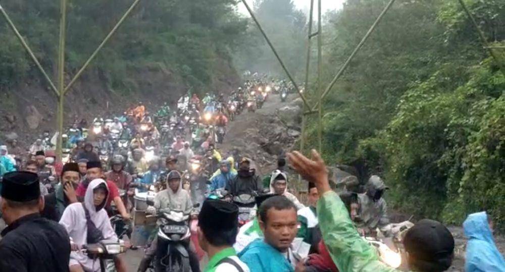 Warga Srumbung Magelang dan massa NU memakai kendaraan saat mendatangi lokasi tambang ilegal. (IDN Times/bt)
