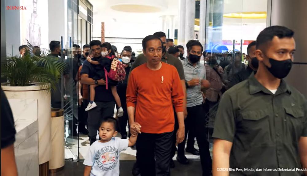 Jokowi Ajak Dua Cucunya Ngemal di Medan, Warga Berebut Ingin Foto