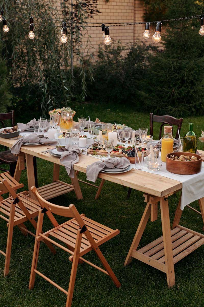 ilustrasi set furnitur patio (pexels.com/Askar Abayev)