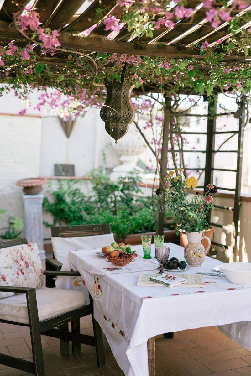 ilustrasi set furnitur patio (pexels.com/Leeloo Thefirst)