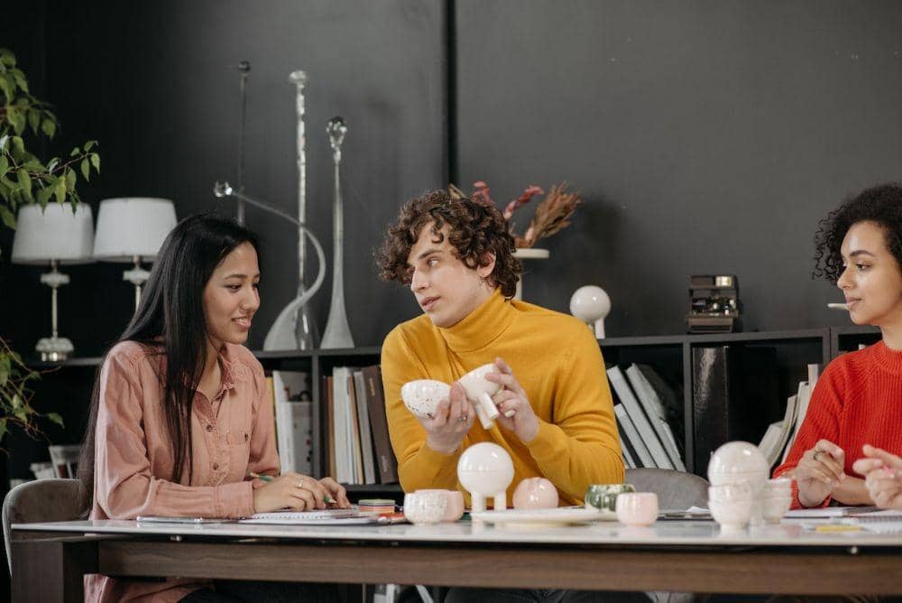 ilustrasi berdiskusi (pexels.com/pavel danilyuk)