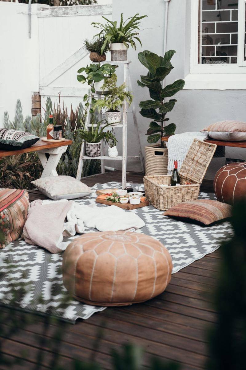 ilustrasi set furnitur patio (pexels.com/Taryn Elliott)