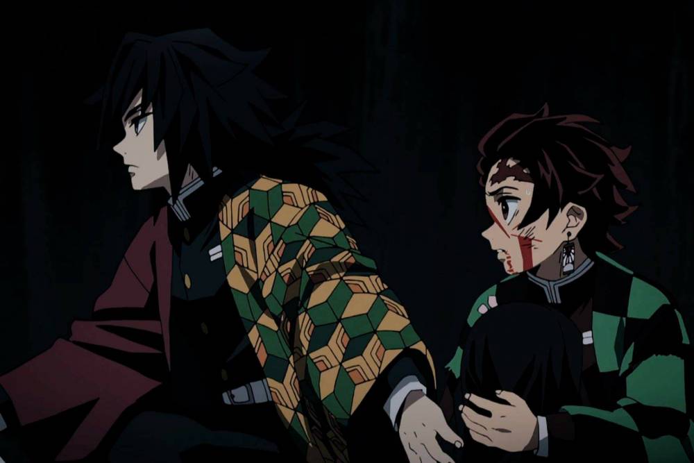 Tanjiro Kamado dibantu oleh Giyu Tomioka untuk 'menenangkan' Nezuko Kamado yang bangkit menjadi iblis (dok. ufotable/Kimetsu no Yaiba)