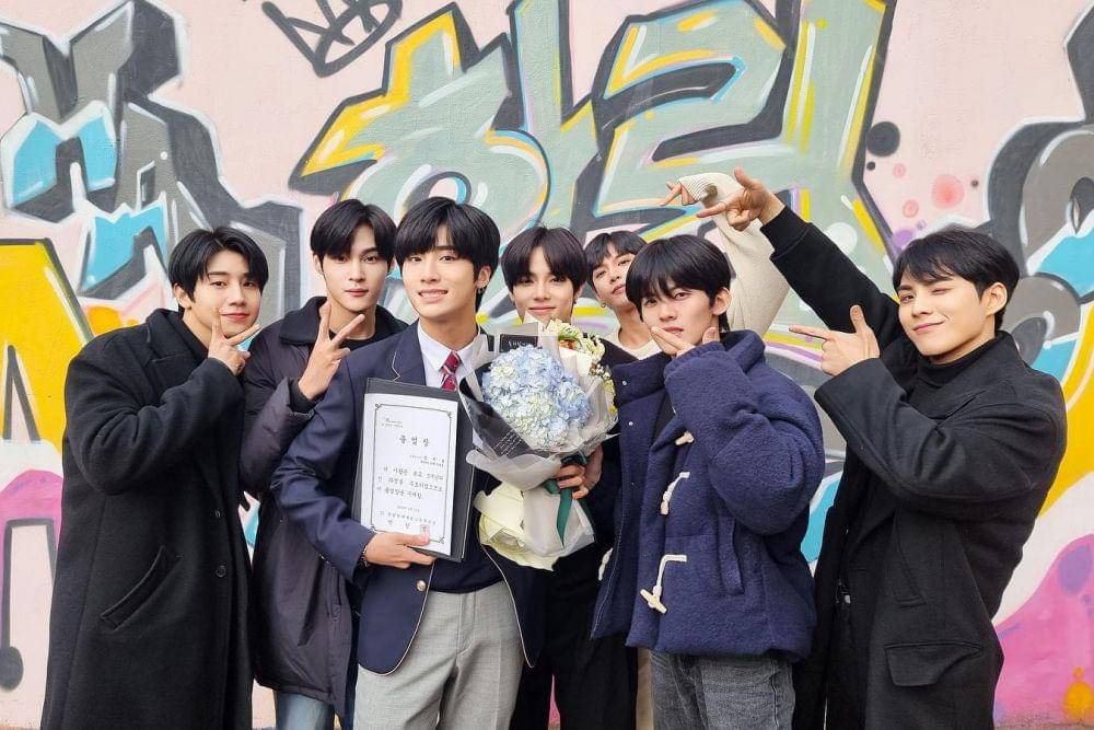 momen kelulusan Jiseong TAN dari Hanlim Art High School (instagram.com/tan__official_)