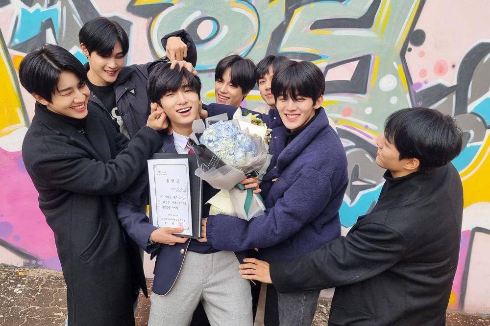 momen kelulusan Jiseong TAN dari Hanlim Art High School (instagram.com/tan__official_)