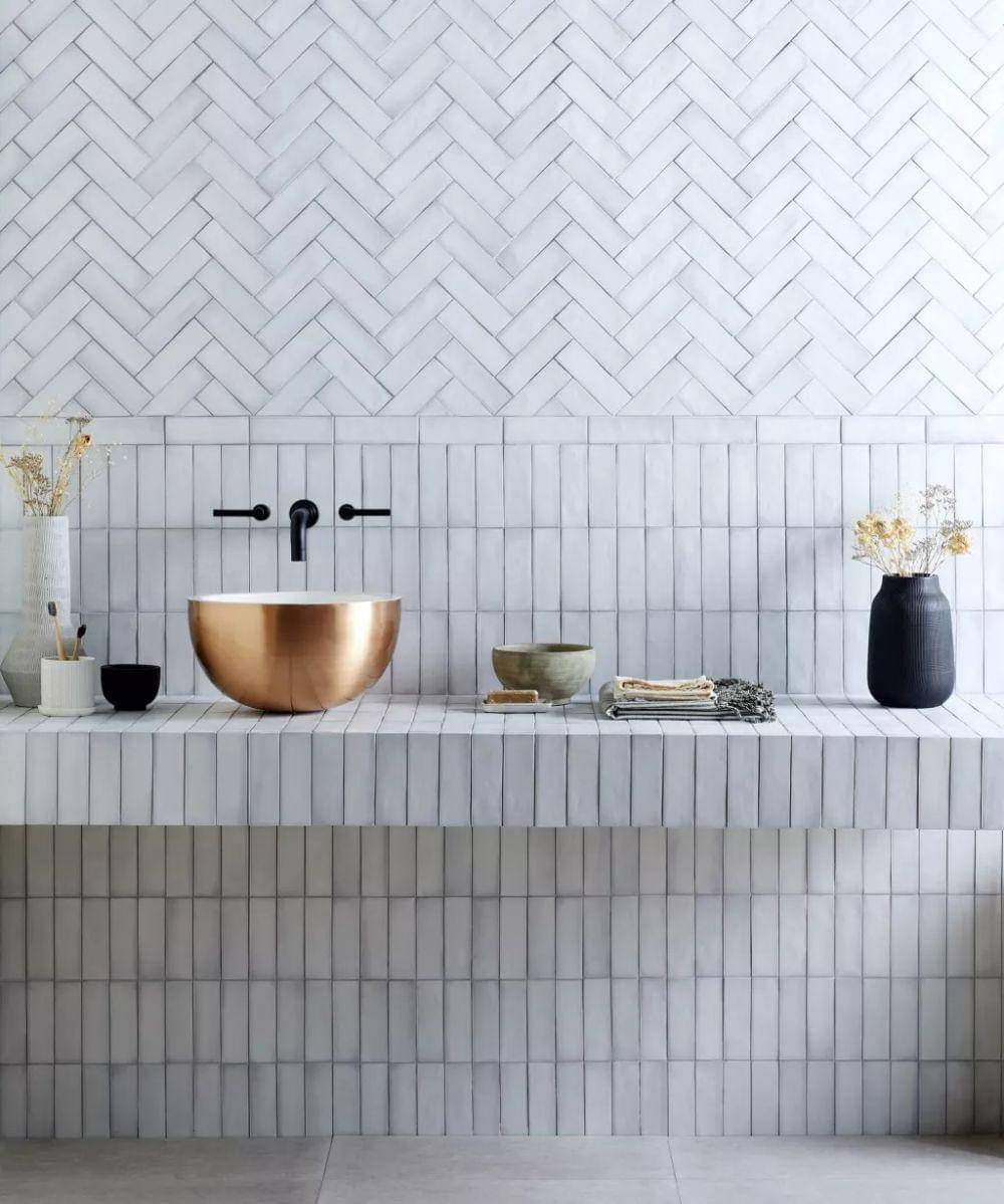 inspirasi ubin di kamar mandi (homesandgardens.com)