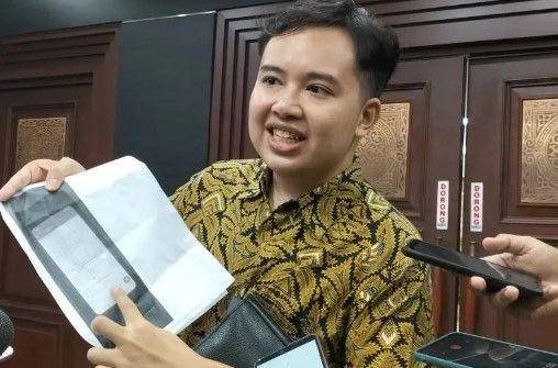 Pengacara Zico Leonard Djagardo Simanjuntak saat diwawancarai awak media massa sekaligus menunjukkan barang bukti yang dibawa ke MK di Jakarta, Kamis, (9/2/2023). ANTARA/Muhammad Zulfikar