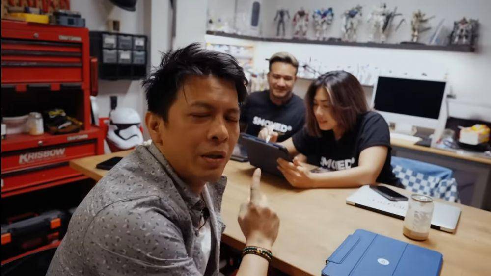 Ariel Noah custom motor bersama Smoked Garage (dok.youtube.com/ArielNoahChannel)