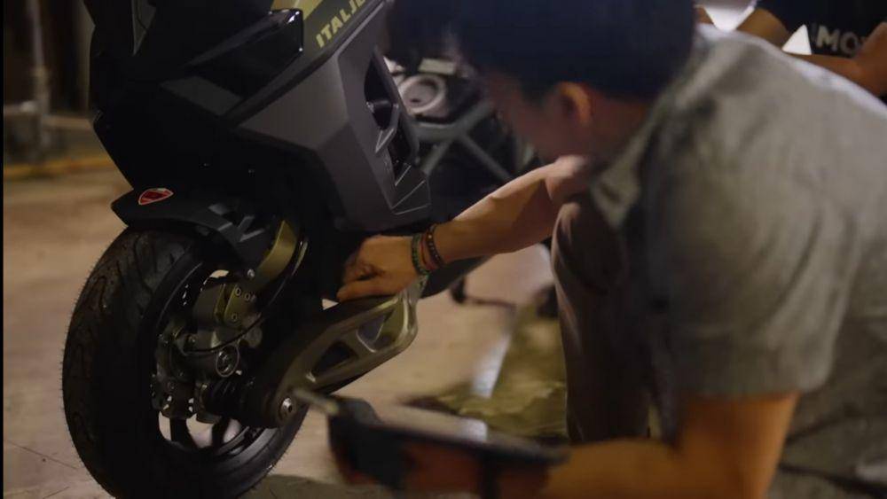 Ariel Noah custom motor bersama Smoked Garage (dok.youtube.com/ArielNoahChannel)
