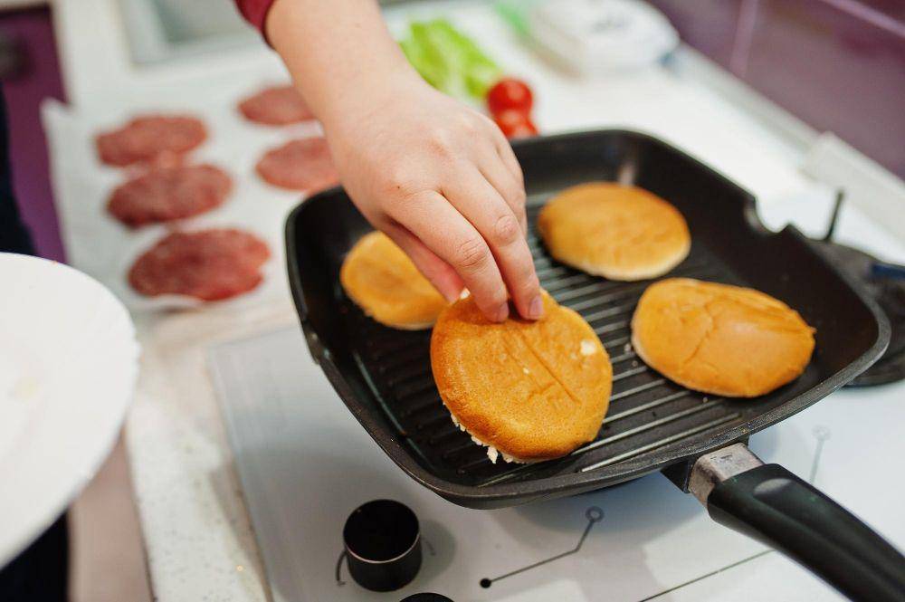ilustrasi membuat cheese burger (freepik.com/ASphotofamily )
