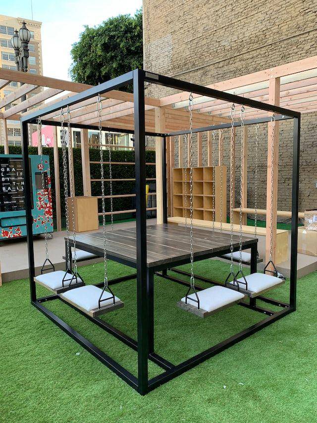 ilustrasi set furnitur patio (unsplash.com/Swing Tables)