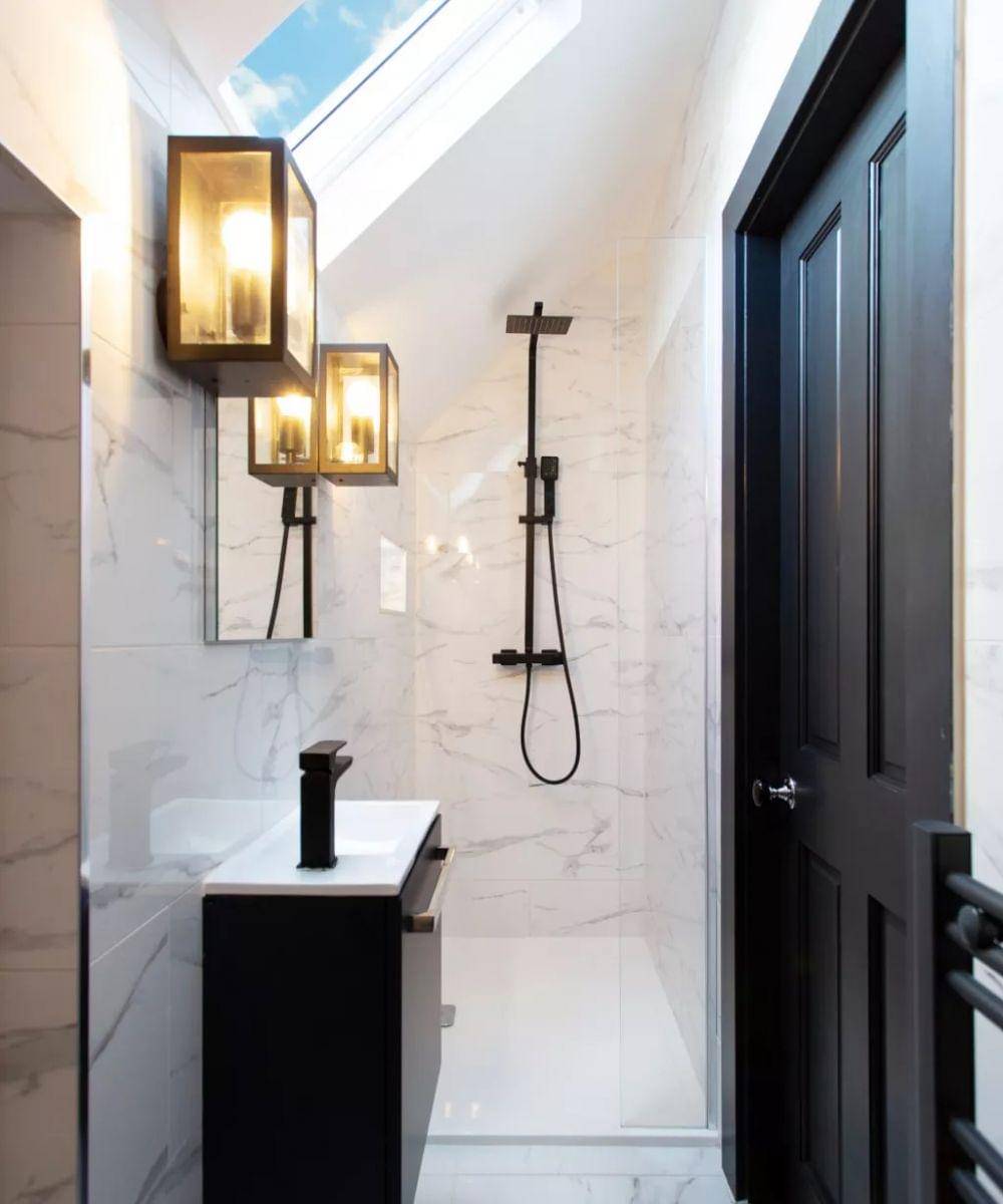 inspirasi bohlam hollywood di kamar mandi (homesandgardens.com)