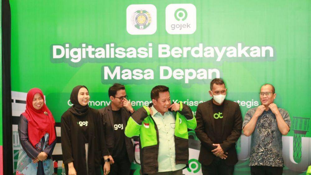 Gojek melakukan penandatanganan nota kesepahaman dengan Rektor USU, Dr. Muryanto Amin (Dok. Gojek)