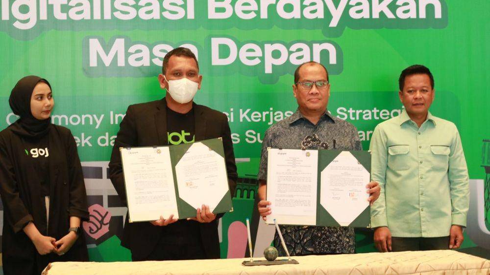 Gojek melakukan penandatanganan nota kesepahaman dengan Rektor USU, Dr. Muryanto Amin (Dok. Gojek)