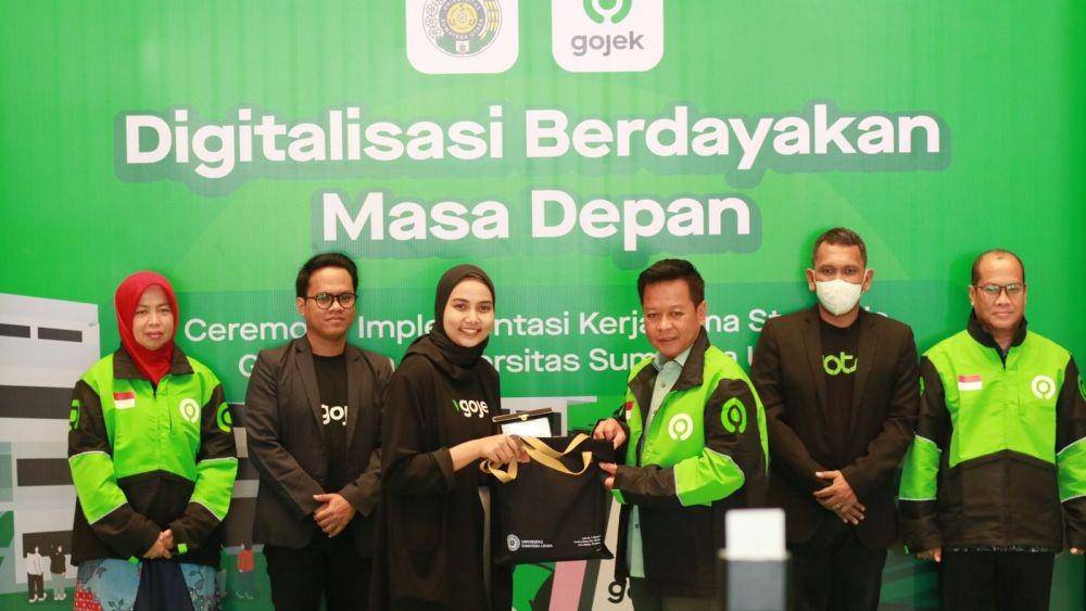 Gojek melakukan penandatanganan nota kesepahaman dengan Rektor USU, Dr. Muryanto Amin (Dok. Gojek)