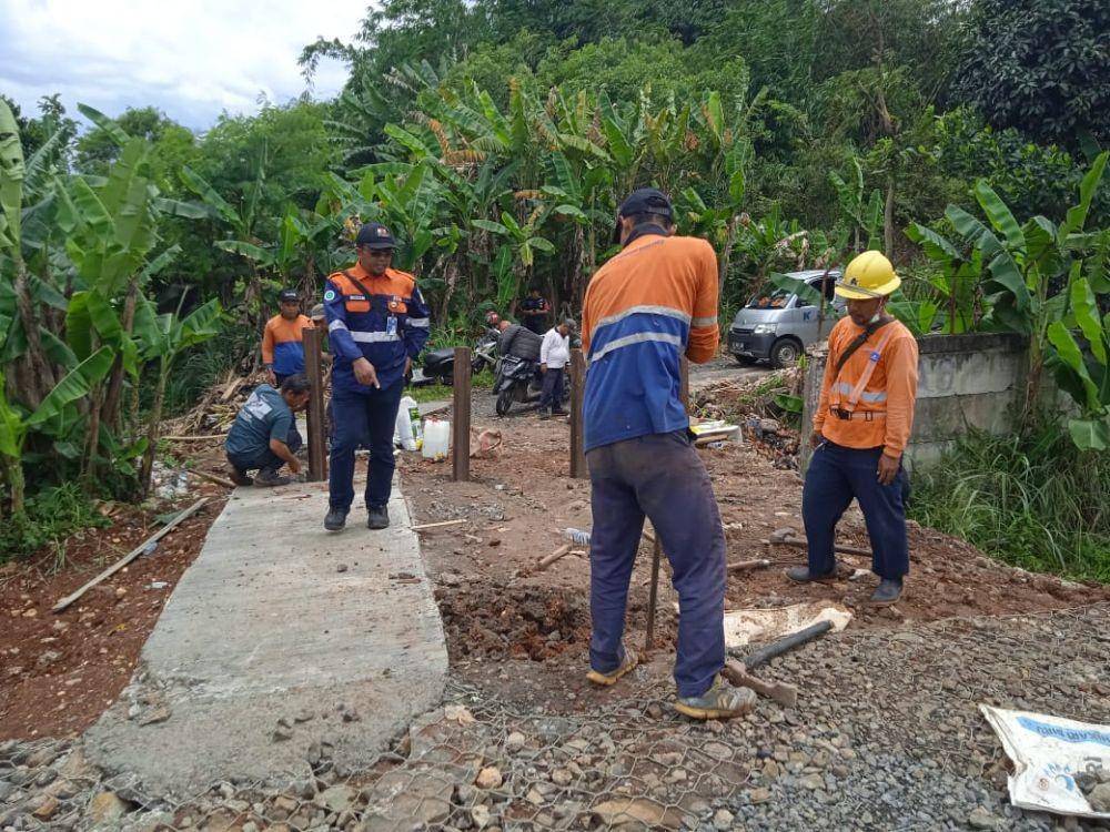 PT KAI menutup perlintasan liar yang dibuat warga di KM 40+1/2, Pondok Rajeg, Kabupaten Bogor pada Jumat (10/2/2023) (dok. KAI)
