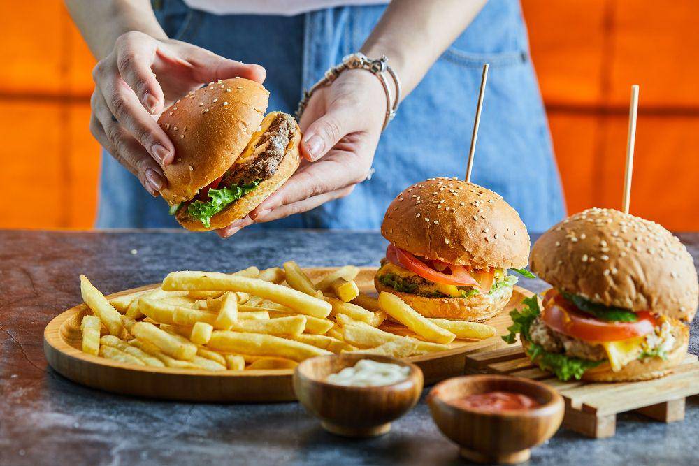 ilustrasi cheese burger dan kentang goreng (freepik.com/azerbaijan_stockers)