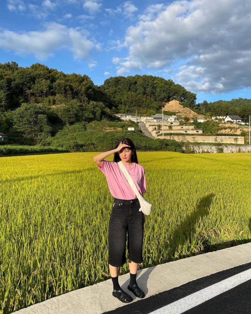 Mix and match outfit hitam ala Seulgi Red Velvet (instagram.com/hi_sseulgi)