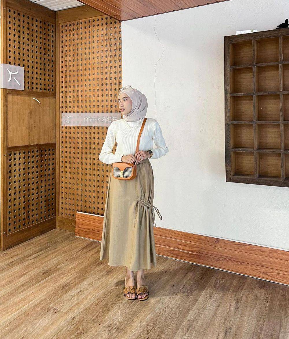 inspirasi padu padan rok untuk hijab ala Rafika Rahma (instagram.com/rafikarahmaaa)
